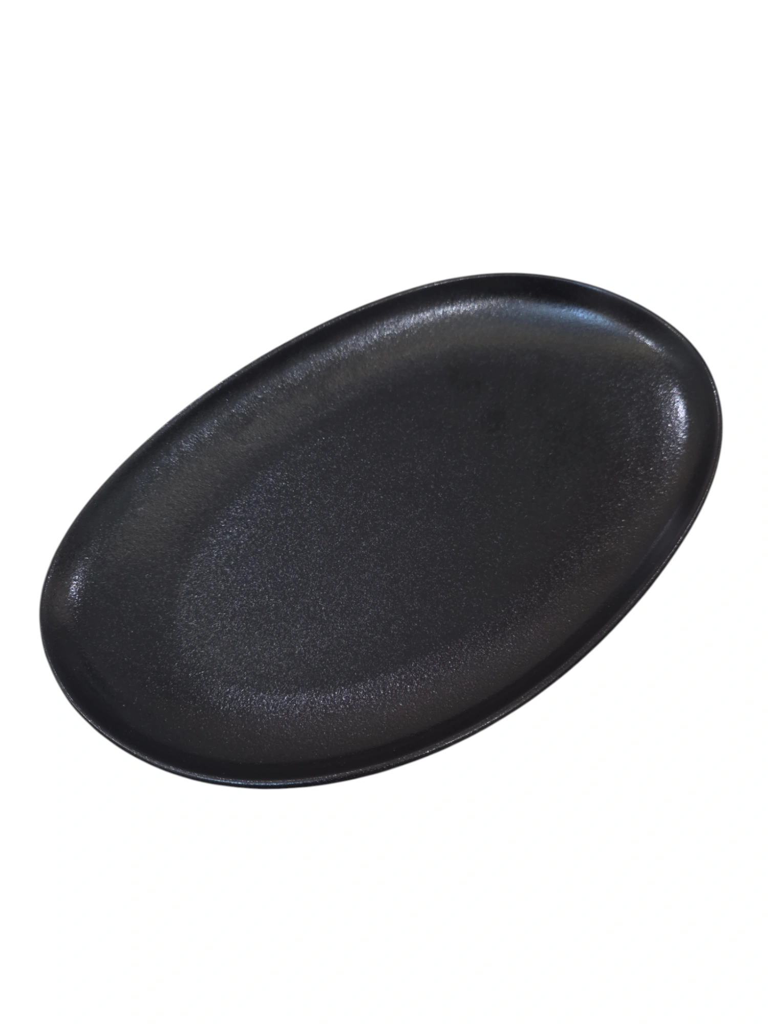 Assiette ovale en céramique noire · 36,2 × 23 × 3,4 cm